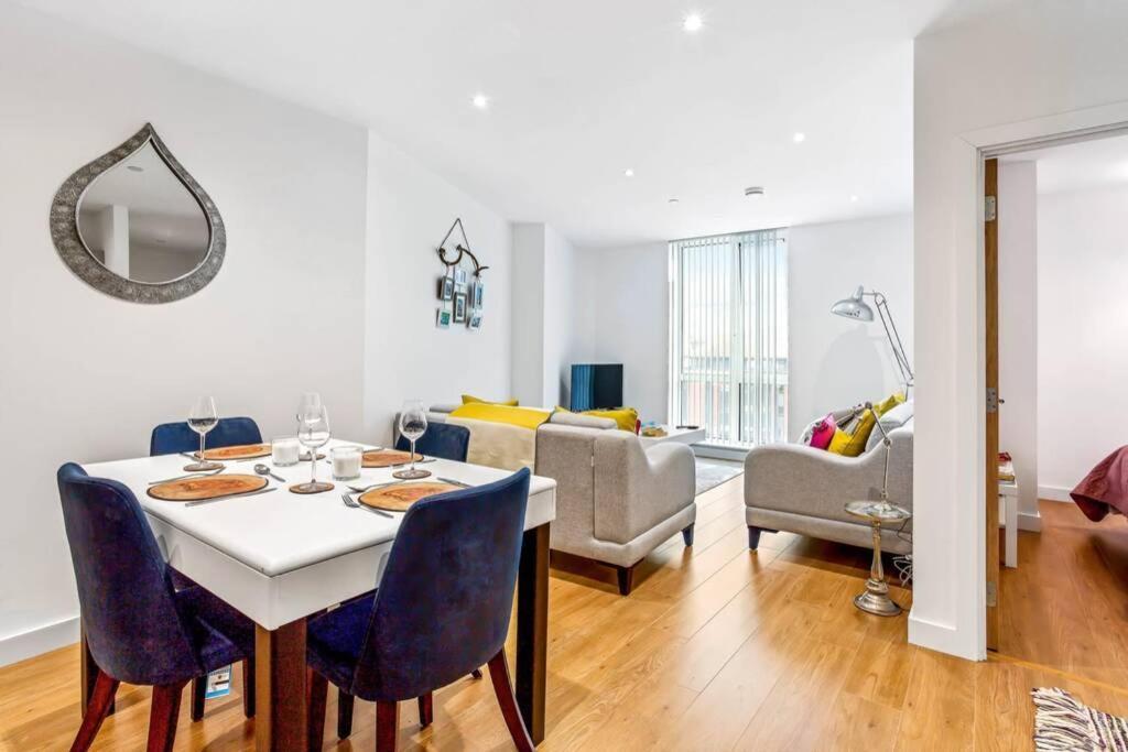 브랙넬 Stunning 2 Bed/2 Bath In Town Centre & Parking! 아파트 외부 사진
