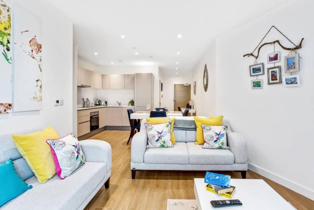 브랙넬 Stunning 2 Bed/2 Bath In Town Centre & Parking! 아파트 외부 사진