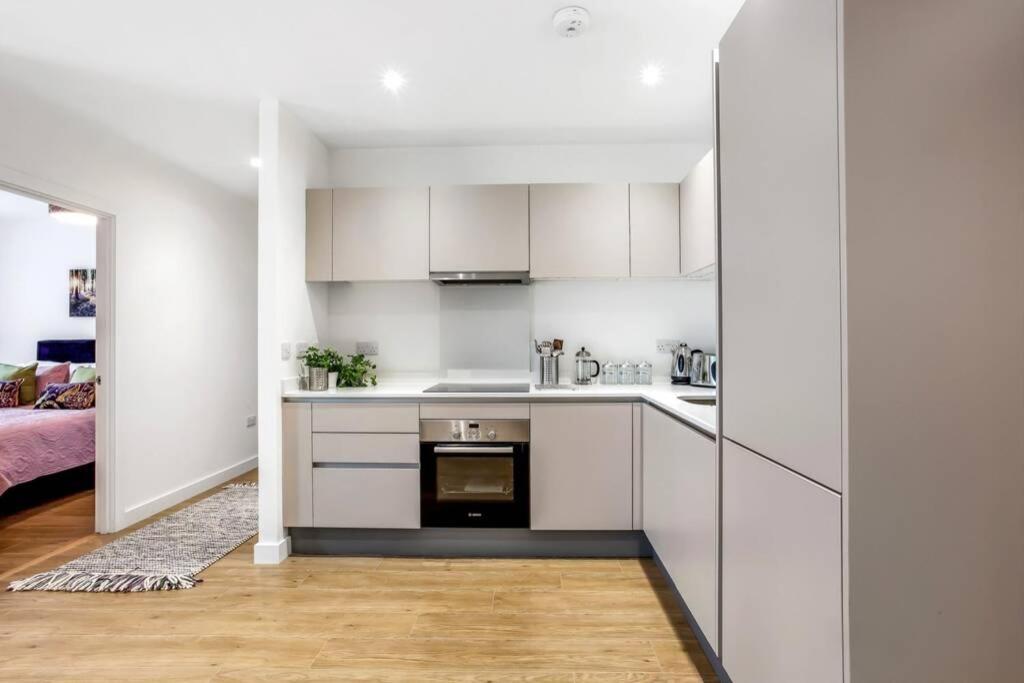 브랙넬 Stunning 2 Bed/2 Bath In Town Centre & Parking! 아파트 외부 사진