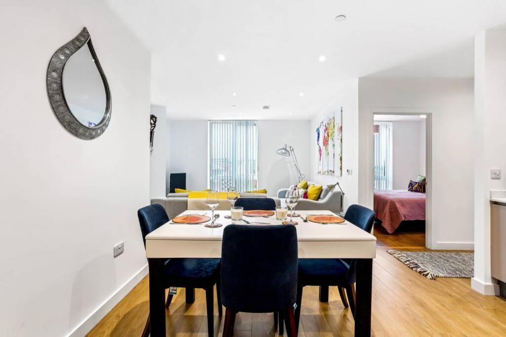 브랙넬 Stunning 2 Bed/2 Bath In Town Centre & Parking! 아파트 외부 사진