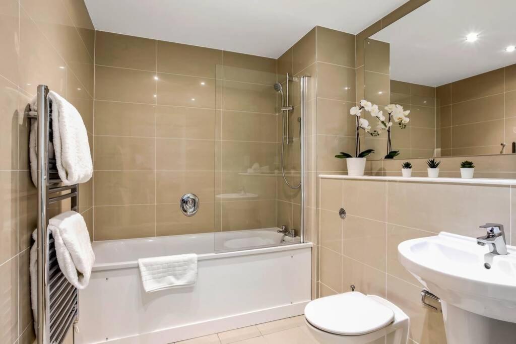 브랙넬 Stunning 2 Bed/2 Bath In Town Centre & Parking! 아파트 외부 사진