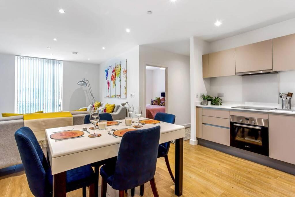 브랙넬 Stunning 2 Bed/2 Bath In Town Centre & Parking! 아파트 외부 사진