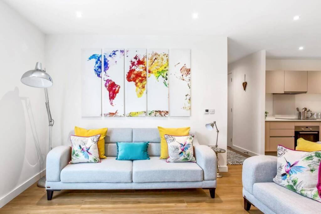브랙넬 Stunning 2 Bed/2 Bath In Town Centre & Parking! 아파트 외부 사진