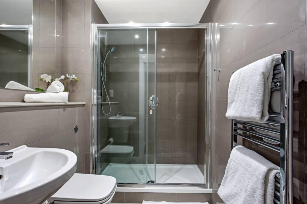 브랙넬 Stunning 2 Bed/2 Bath In Town Centre & Parking! 아파트 외부 사진