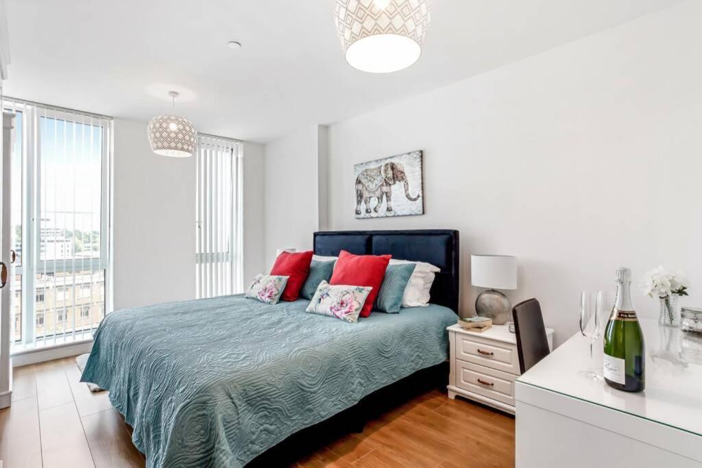 브랙넬 Stunning 2 Bed/2 Bath In Town Centre & Parking! 아파트 외부 사진