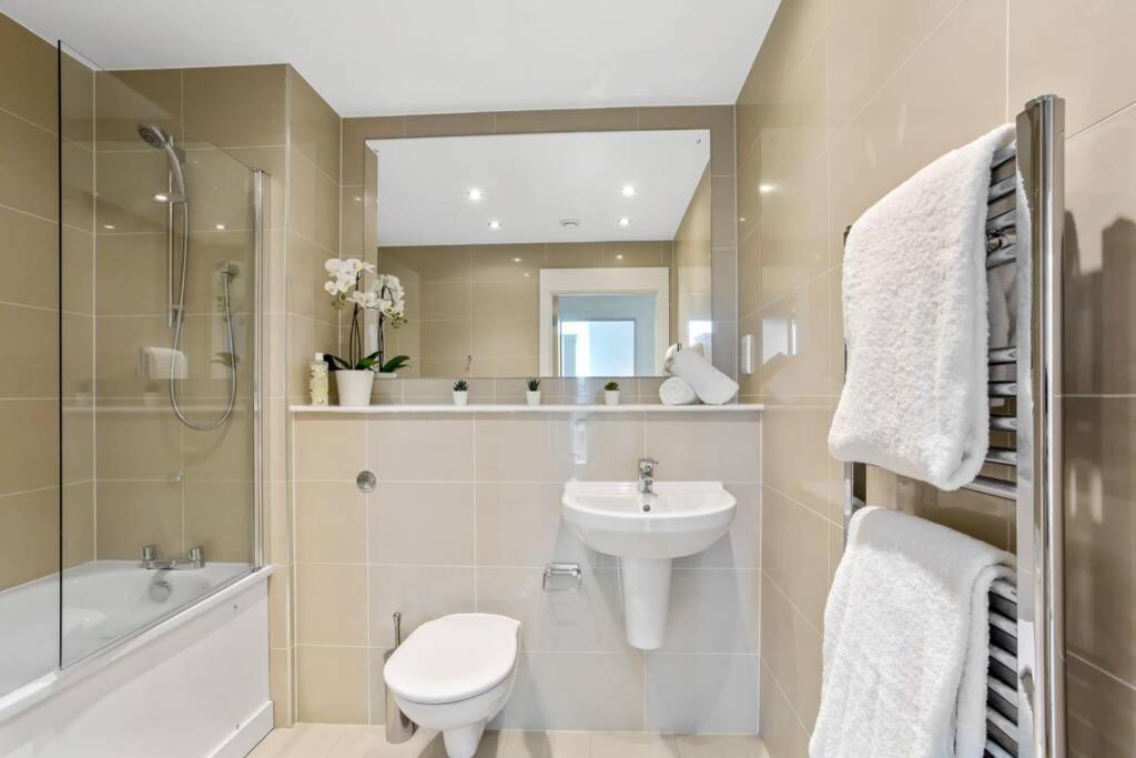 브랙넬 Stunning 2 Bed/2 Bath In Town Centre & Parking! 아파트 외부 사진